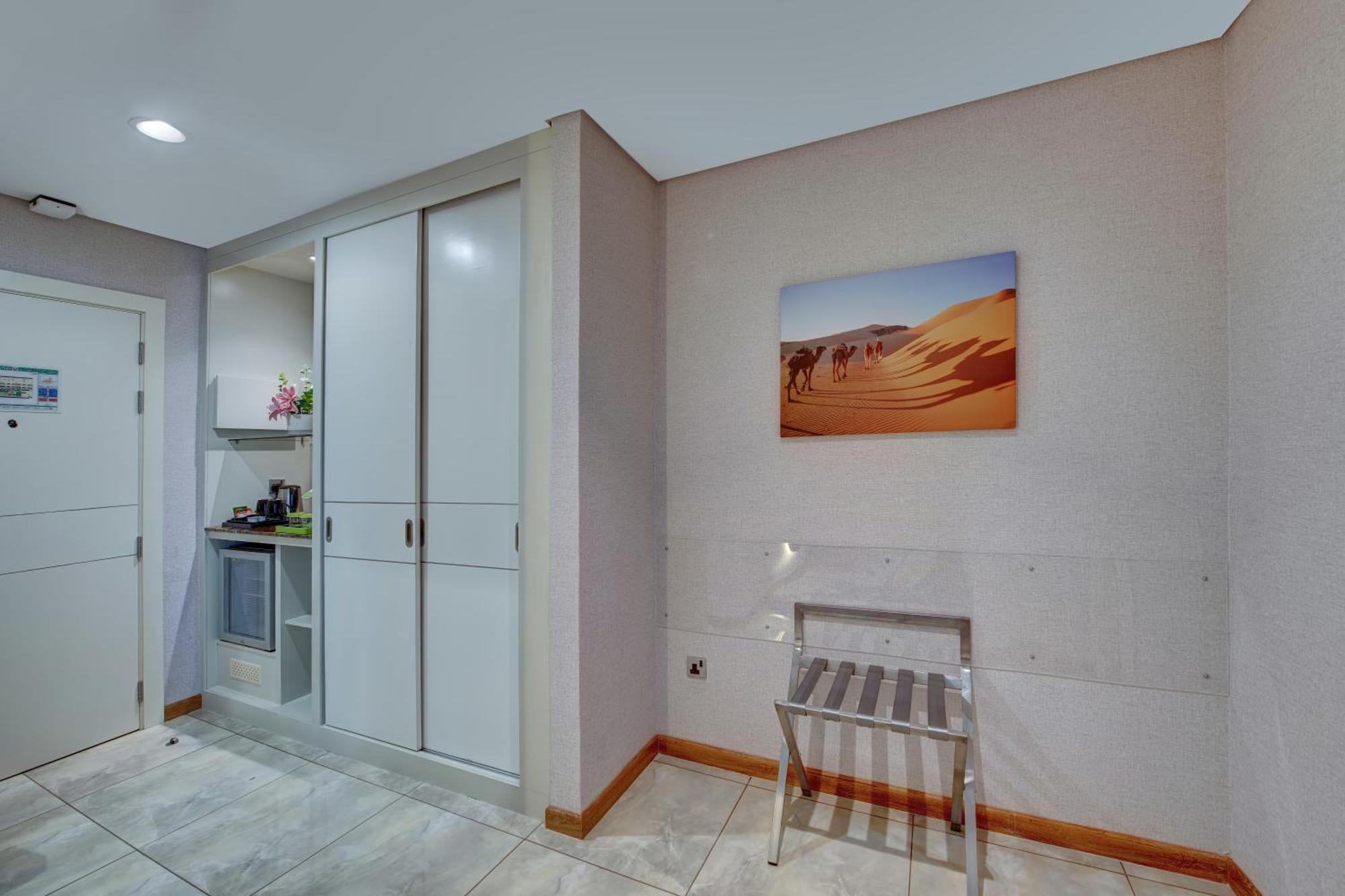 La Quinta By Wyndham Abu Dhabi Al Wahda Hotell Exteriör bild