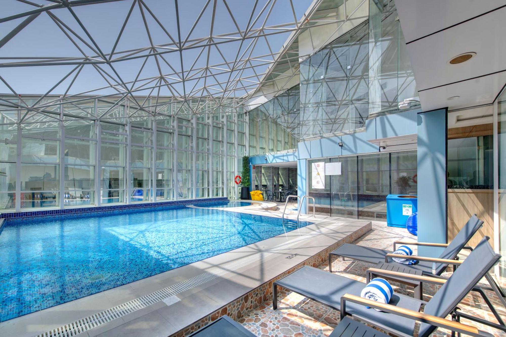 La Quinta By Wyndham Abu Dhabi Al Wahda Hotell Exteriör bild
