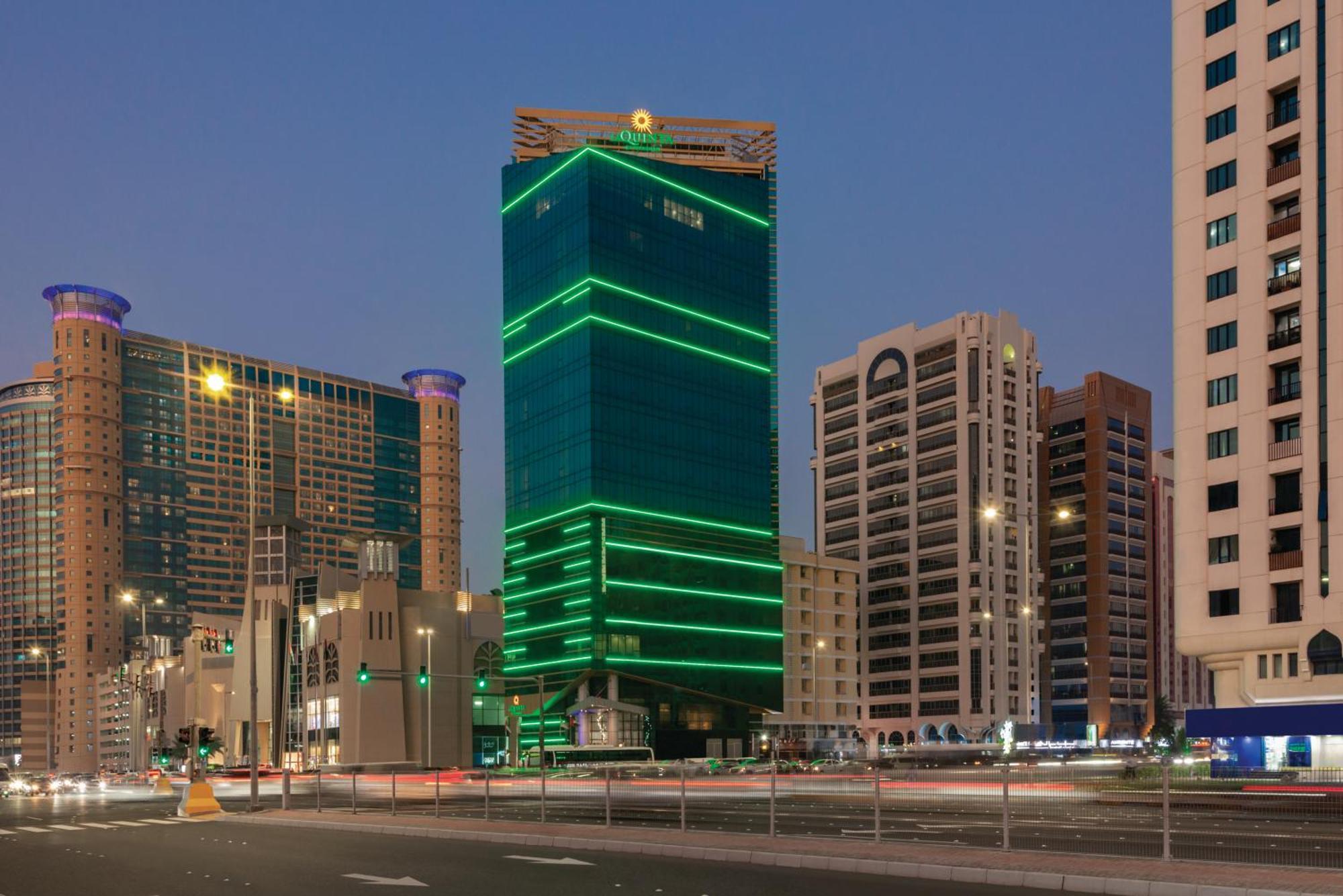 La Quinta By Wyndham Abu Dhabi Al Wahda Hotell Exteriör bild