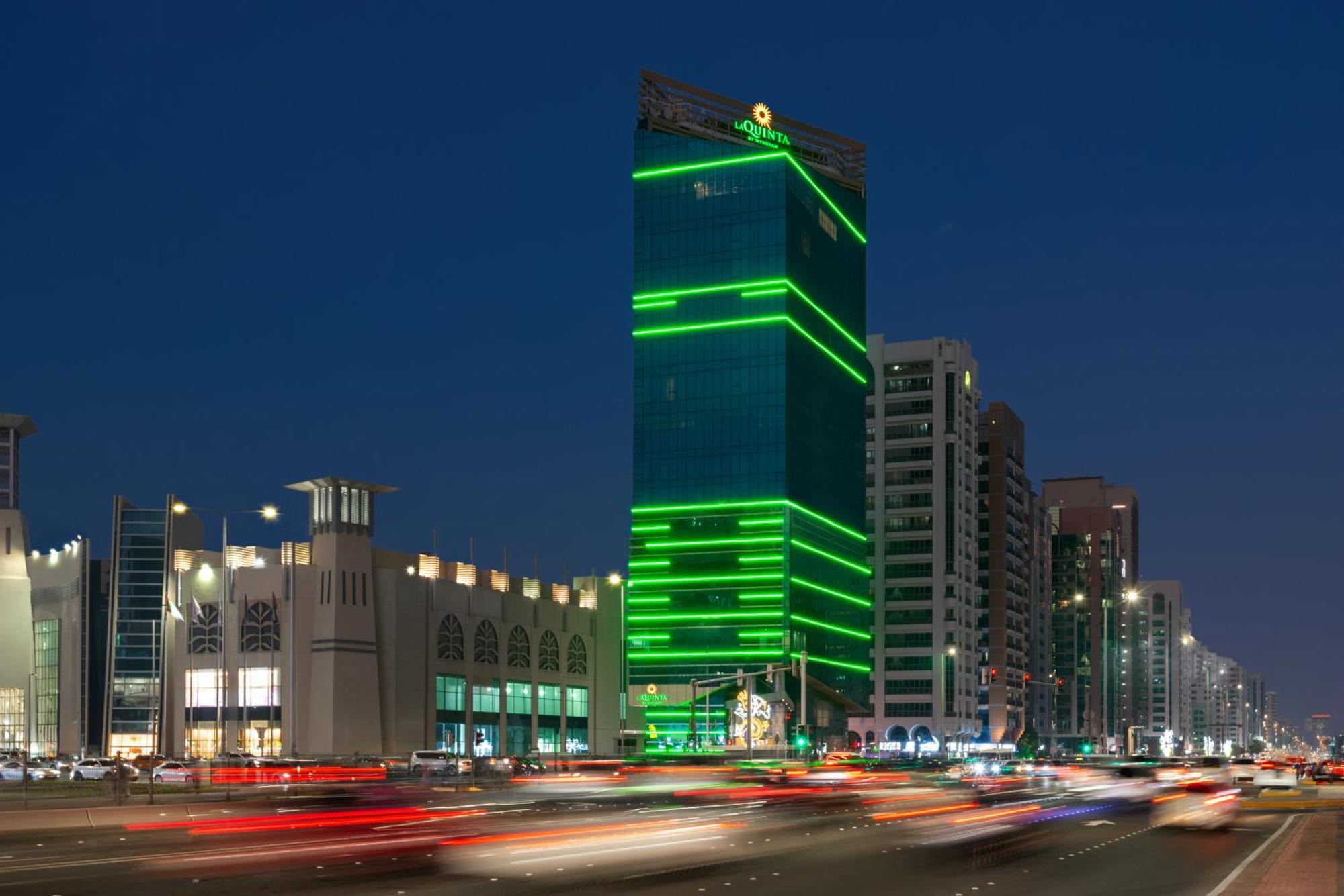 La Quinta By Wyndham Abu Dhabi Al Wahda Hotell Exteriör bild